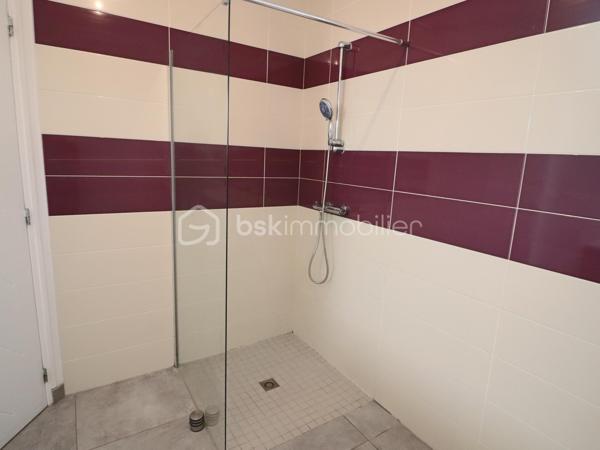 À seulement quelques minutes à pied du centre de Pontchâteau et de toutes ses commodités, découvrez cette agréable maison de 97 m², édifiée sur un terrain clos de 435 m².

Dès l'entrée, vous serez séduit par sa belle pièce de vie de 45 m², lumineuse et conviviale, réunissant salon, séjour et cuisine, le tout bénéficiant d'une exposition Sud-Ouest.

La partie nuit se compose de 3 belles chambres avec placards, d'une salle d'eau équipée d'une douche et d'une double vasque, ainsi que d'un WC indépendant.

Un cellier attenant à la cuisine apporte un espace de rangement supplémentaire et facilite le quotidien.

La maison dispose également d'un garage de 19 m², idéal pour stationner un véhicule ou bénéficier d'un espace de stockage.

Côté confort, elle est équipée d'une pompe à chaleur, offrant un mode de chauffage performant et économique.

A découvrir dans tarder