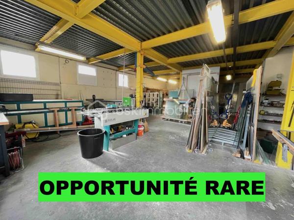 PRIX IMBATTABLE POUR CET ATELIER + LOCAL D’ACTIVITÉ + DEPOT

Dans la ville d'UNIEUX, Idéalement situé, ce local artisanal est en parfait état !
Réunissez votre activité professionnel et votre habitation -sous réserve d'acceptation du changement de destination d'une partie des locaux- 
Actuellement dans la même propriété, des locaux d'activité sont devenus -après acceptation du changement de destination- des appartements.

Proche de Saint-Etienne, de Firminy, sur l'axe Lyon-Le Puy en Velay, venez visitez cet espace incroyablement modulable et en excelent état !
Au rez-de-chaussée d’un bâtiment en copropriété très bien tenue, les 283m2 d'espaces sont actuellement répartis en un atelier d’environ 125m2 et 155 m2 de bureaux, showroom et dépôt.
Avec plusieurs accès, il y a la possibilité d’une redistribution facile des espaces, voir d’exercer plusieurs activités différentes et de demander le changement de destination d'une partie pour y faire son appartement (sous réserve d'acceptation).
Sans vis à vis, lumineux, traversant et donnant sur un jardin commun.

A VISITER SANS TARDER