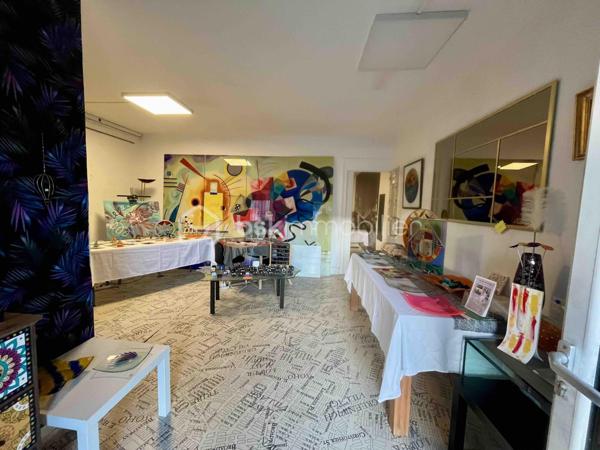 PRIX IMBATTABLE POUR CET ATELIER + LOCAL D’ACTIVITÉ + DEPOT

Dans la ville d'UNIEUX, Idéalement situé, ce local artisanal est en parfait état !
Réunissez votre activité professionnel et votre habitation -sous réserve d'acceptation du changement de destination d'une partie des locaux- 
Actuellement dans la même propriété, des locaux d'activité sont devenus -après acceptation du changement de destination- des appartements.

Proche de Saint-Etienne, de Firminy, sur l'axe Lyon-Le Puy en Velay, venez visitez cet espace incroyablement modulable et en excelent état !
Au rez-de-chaussée d’un bâtiment en copropriété très bien tenue, les 283m2 d'espaces sont actuellement répartis en un atelier d’environ 125m2 et 155 m2 de bureaux, showroom et dépôt.
Avec plusieurs accès, il y a la possibilité d’une redistribution facile des espaces, voir d’exercer plusieurs activités différentes et de demander le changement de destination d'une partie pour y faire son appartement (sous réserve d'acceptation).
Sans vis à vis, lumineux, traversant et donnant sur un jardin commun.

A VISITER SANS TARDER