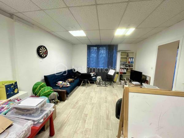 PRIX IMBATTABLE POUR CET ATELIER + LOCAL D’ACTIVITÉ + DEPOT

Dans la ville d'UNIEUX, Idéalement situé, ce local artisanal est en parfait état !
Réunissez votre activité professionnel et votre habitation -sous réserve d'acceptation du changement de destination d'une partie des locaux- 
Actuellement dans la même propriété, des locaux d'activité sont devenus -après acceptation du changement de destination- des appartements.

Proche de Saint-Etienne, de Firminy, sur l'axe Lyon-Le Puy en Velay, venez visitez cet espace incroyablement modulable et en excelent état !
Au rez-de-chaussée d’un bâtiment en copropriété très bien tenue, les 283m2 d'espaces sont actuellement répartis en un atelier d’environ 125m2 et 155 m2 de bureaux, showroom et dépôt.
Avec plusieurs accès, il y a la possibilité d’une redistribution facile des espaces, voir d’exercer plusieurs activités différentes et de demander le changement de destination d'une partie pour y faire son appartement (sous réserve d'acceptation).
Sans vis à vis, lumineux, traversant et donnant sur un jardin commun.

A VISITER SANS TARDER