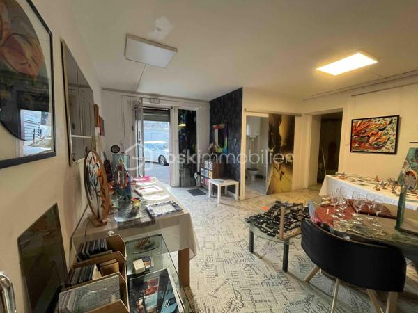 PRIX IMBATTABLE POUR CET ATELIER + LOCAL D’ACTIVITÉ + DEPOT

Dans la ville d'UNIEUX, Idéalement situé, ce local artisanal est en parfait état !
Réunissez votre activité professionnel et votre habitation -sous réserve d'acceptation du changement de destination d'une partie des locaux- 
Actuellement dans la même propriété, des locaux d'activité sont devenus -après acceptation du changement de destination- des appartements.

Proche de Saint-Etienne, de Firminy, sur l'axe Lyon-Le Puy en Velay, venez visitez cet espace incroyablement modulable et en excelent état !
Au rez-de-chaussée d’un bâtiment en copropriété très bien tenue, les 283m2 d'espaces sont actuellement répartis en un atelier d’environ 125m2 et 155 m2 de bureaux, showroom et dépôt.
Avec plusieurs accès, il y a la possibilité d’une redistribution facile des espaces, voir d’exercer plusieurs activités différentes et de demander le changement de destination d'une partie pour y faire son appartement (sous réserve d'acceptation).
Sans vis à vis, lumineux, traversant et donnant sur un jardin commun.

A VISITER SANS TARDER