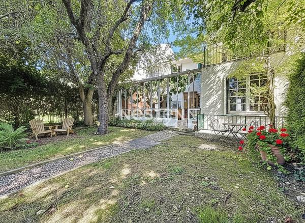 ISSY LES MOULINEAUX - Maison 9 pièces avec 5 chambres jardin piscine garages