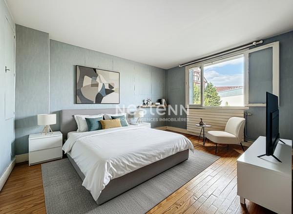 ISSY LES MOULINEAUX - Maison 9 pièces avec 5 chambres jardin piscine garages