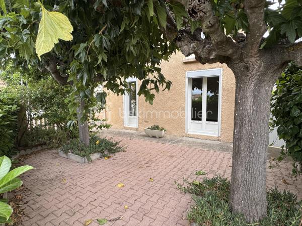 À seulement quelques minutes de Lézignan-Corbières, découvrez cette maison familiale d'environ 96 m², offrant un cadre de vie agréable, de beaux espaces extérieurs et un fort potentiel de personnalisation. Fonctionnelle, lumineuse et idéalement agencée, elle constitue une belle opportunité pour une famille à la recherche d'un environnement paisible tout en restant proche des commodités.

Dès l'entrée, vous serez accueilli par un hall desservant un WC indépendant avant de découvrir un séjour lumineux, largement ouvert sur le jardin grâce à deux portes-fenêtres donnant directement sur la terrasse arborée. Cet espace de vie convivial invite naturellement à profiter des beaux jours en famille ou entre amis. La cuisine indépendante, aménagée et équipée, offre un espace pratique et fonctionnel. Une chambre située au rez-de-chaussée, avec son accès direct à la terrasse arrière, apporte un véritable confort de vie et permet d'envisager une vie de plain-pied si nécessaire.

À l'étage, le palier distribue trois chambres, dont deux disposent de placards intégrés, ainsi qu'une salle d'eau équipée d'une cabine de douche, d'une simple vasque et d'un sèche serviettes.

À l'extérieur, la maison bénéficie de véritables espaces de détente avec une terrasse à l'avant, une seconde terrasse à l'arrière donnant sur un agréable jardin arboré, idéal pour profiter des repas en extérieur ou des moments de convivialité. Un garage ainsi qu'un petit local en dur viennent compléter les prestations et offrent des espaces de rangement appréciables.

Côté équipements, la maison est équipée de menuiseries en double vitrage sur la majorité des ouvertures. Seules les fenêtres du WC du rez-de-chaussée, de la salle d'eau et du palier sont en simple vitrage. Les volets roulants électriques apportent un confort supplémentaire, à l'exception de la porte-fenêtre de la cuisine. Le chauffage est assuré par des radiateurs électriques.

Quelques travaux de rafraîchissement, principalement les tapisseries des chambres, permettront aux futurs propriétaires de personnaliser facilement la décoration et de créer un intérieur à leur image.

Située à Conilhac-Corbières, à proximité immédiate de Lézignan-Corbières, cette maison profite d'un environnement agréable tout en restant proche des commerces, des écoles et des principaux axes de circulation.

N'attendez plus pour venir découvrir tout le potentiel de cette maison. Contactez moi dès aujourd'hui afin d'organiser une visite.