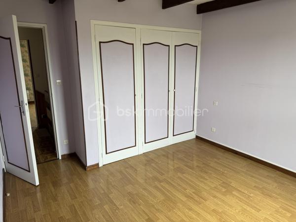 À seulement quelques minutes de Lézignan-Corbières, découvrez cette maison familiale d'environ 96 m², offrant un cadre de vie agréable, de beaux espaces extérieurs et un fort potentiel de personnalisation. Fonctionnelle, lumineuse et idéalement agencée, elle constitue une belle opportunité pour une famille à la recherche d'un environnement paisible tout en restant proche des commodités.

Dès l'entrée, vous serez accueilli par un hall desservant un WC indépendant avant de découvrir un séjour lumineux, largement ouvert sur le jardin grâce à deux portes-fenêtres donnant directement sur la terrasse arborée. Cet espace de vie convivial invite naturellement à profiter des beaux jours en famille ou entre amis. La cuisine indépendante, aménagée et équipée, offre un espace pratique et fonctionnel. Une chambre située au rez-de-chaussée, avec son accès direct à la terrasse arrière, apporte un véritable confort de vie et permet d'envisager une vie de plain-pied si nécessaire.

À l'étage, le palier distribue trois chambres, dont deux disposent de placards intégrés, ainsi qu'une salle d'eau équipée d'une cabine de douche, d'une simple vasque et d'un sèche serviettes.

À l'extérieur, la maison bénéficie de véritables espaces de détente avec une terrasse à l'avant, une seconde terrasse à l'arrière donnant sur un agréable jardin arboré, idéal pour profiter des repas en extérieur ou des moments de convivialité. Un garage ainsi qu'un petit local en dur viennent compléter les prestations et offrent des espaces de rangement appréciables.

Côté équipements, la maison est équipée de menuiseries en double vitrage sur la majorité des ouvertures. Seules les fenêtres du WC du rez-de-chaussée, de la salle d'eau et du palier sont en simple vitrage. Les volets roulants électriques apportent un confort supplémentaire, à l'exception de la porte-fenêtre de la cuisine. Le chauffage est assuré par des radiateurs électriques.

Quelques travaux de rafraîchissement, principalement les tapisseries des chambres, permettront aux futurs propriétaires de personnaliser facilement la décoration et de créer un intérieur à leur image.

Située à Conilhac-Corbières, à proximité immédiate de Lézignan-Corbières, cette maison profite d'un environnement agréable tout en restant proche des commerces, des écoles et des principaux axes de circulation.

N'attendez plus pour venir découvrir tout le potentiel de cette maison. Contactez moi dès aujourd'hui afin d'organiser une visite.