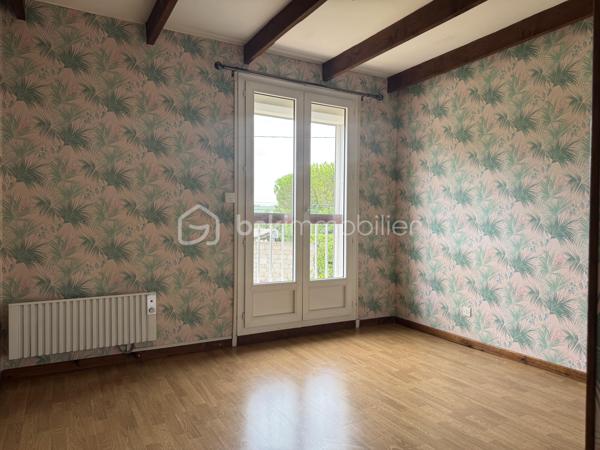 À seulement quelques minutes de Lézignan-Corbières, découvrez cette maison familiale d'environ 96 m², offrant un cadre de vie agréable, de beaux espaces extérieurs et un fort potentiel de personnalisation. Fonctionnelle, lumineuse et idéalement agencée, elle constitue une belle opportunité pour une famille à la recherche d'un environnement paisible tout en restant proche des commodités.

Dès l'entrée, vous serez accueilli par un hall desservant un WC indépendant avant de découvrir un séjour lumineux, largement ouvert sur le jardin grâce à deux portes-fenêtres donnant directement sur la terrasse arborée. Cet espace de vie convivial invite naturellement à profiter des beaux jours en famille ou entre amis. La cuisine indépendante, aménagée et équipée, offre un espace pratique et fonctionnel. Une chambre située au rez-de-chaussée, avec son accès direct à la terrasse arrière, apporte un véritable confort de vie et permet d'envisager une vie de plain-pied si nécessaire.

À l'étage, le palier distribue trois chambres, dont deux disposent de placards intégrés, ainsi qu'une salle d'eau équipée d'une cabine de douche, d'une simple vasque et d'un sèche serviettes.

À l'extérieur, la maison bénéficie de véritables espaces de détente avec une terrasse à l'avant, une seconde terrasse à l'arrière donnant sur un agréable jardin arboré, idéal pour profiter des repas en extérieur ou des moments de convivialité. Un garage ainsi qu'un petit local en dur viennent compléter les prestations et offrent des espaces de rangement appréciables.

Côté équipements, la maison est équipée de menuiseries en double vitrage sur la majorité des ouvertures. Seules les fenêtres du WC du rez-de-chaussée, de la salle d'eau et du palier sont en simple vitrage. Les volets roulants électriques apportent un confort supplémentaire, à l'exception de la porte-fenêtre de la cuisine. Le chauffage est assuré par des radiateurs électriques.

Quelques travaux de rafraîchissement, principalement les tapisseries des chambres, permettront aux futurs propriétaires de personnaliser facilement la décoration et de créer un intérieur à leur image.

Située à Conilhac-Corbières, à proximité immédiate de Lézignan-Corbières, cette maison profite d'un environnement agréable tout en restant proche des commerces, des écoles et des principaux axes de circulation.

N'attendez plus pour venir découvrir tout le potentiel de cette maison. Contactez moi dès aujourd'hui afin d'organiser une visite.