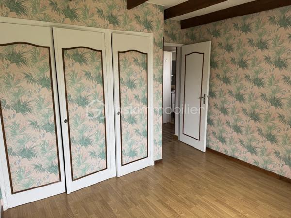 À seulement quelques minutes de Lézignan-Corbières, découvrez cette maison familiale d'environ 96 m², offrant un cadre de vie agréable, de beaux espaces extérieurs et un fort potentiel de personnalisation. Fonctionnelle, lumineuse et idéalement agencée, elle constitue une belle opportunité pour une famille à la recherche d'un environnement paisible tout en restant proche des commodités.

Dès l'entrée, vous serez accueilli par un hall desservant un WC indépendant avant de découvrir un séjour lumineux, largement ouvert sur le jardin grâce à deux portes-fenêtres donnant directement sur la terrasse arborée. Cet espace de vie convivial invite naturellement à profiter des beaux jours en famille ou entre amis. La cuisine indépendante, aménagée et équipée, offre un espace pratique et fonctionnel. Une chambre située au rez-de-chaussée, avec son accès direct à la terrasse arrière, apporte un véritable confort de vie et permet d'envisager une vie de plain-pied si nécessaire.

À l'étage, le palier distribue trois chambres, dont deux disposent de placards intégrés, ainsi qu'une salle d'eau équipée d'une cabine de douche, d'une simple vasque et d'un sèche serviettes.

À l'extérieur, la maison bénéficie de véritables espaces de détente avec une terrasse à l'avant, une seconde terrasse à l'arrière donnant sur un agréable jardin arboré, idéal pour profiter des repas en extérieur ou des moments de convivialité. Un garage ainsi qu'un petit local en dur viennent compléter les prestations et offrent des espaces de rangement appréciables.

Côté équipements, la maison est équipée de menuiseries en double vitrage sur la majorité des ouvertures. Seules les fenêtres du WC du rez-de-chaussée, de la salle d'eau et du palier sont en simple vitrage. Les volets roulants électriques apportent un confort supplémentaire, à l'exception de la porte-fenêtre de la cuisine. Le chauffage est assuré par des radiateurs électriques.

Quelques travaux de rafraîchissement, principalement les tapisseries des chambres, permettront aux futurs propriétaires de personnaliser facilement la décoration et de créer un intérieur à leur image.

Située à Conilhac-Corbières, à proximité immédiate de Lézignan-Corbières, cette maison profite d'un environnement agréable tout en restant proche des commerces, des écoles et des principaux axes de circulation.

N'attendez plus pour venir découvrir tout le potentiel de cette maison. Contactez moi dès aujourd'hui afin d'organiser une visite.