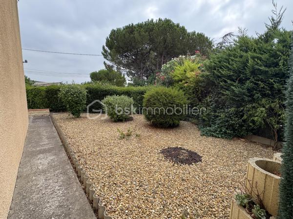 À seulement quelques minutes de Lézignan-Corbières, découvrez cette maison familiale d'environ 96 m², offrant un cadre de vie agréable, de beaux espaces extérieurs et un fort potentiel de personnalisation. Fonctionnelle, lumineuse et idéalement agencée, elle constitue une belle opportunité pour une famille à la recherche d'un environnement paisible tout en restant proche des commodités.

Dès l'entrée, vous serez accueilli par un hall desservant un WC indépendant avant de découvrir un séjour lumineux, largement ouvert sur le jardin grâce à deux portes-fenêtres donnant directement sur la terrasse arborée. Cet espace de vie convivial invite naturellement à profiter des beaux jours en famille ou entre amis. La cuisine indépendante, aménagée et équipée, offre un espace pratique et fonctionnel. Une chambre située au rez-de-chaussée, avec son accès direct à la terrasse arrière, apporte un véritable confort de vie et permet d'envisager une vie de plain-pied si nécessaire.

À l'étage, le palier distribue trois chambres, dont deux disposent de placards intégrés, ainsi qu'une salle d'eau équipée d'une cabine de douche, d'une simple vasque et d'un sèche serviettes.

À l'extérieur, la maison bénéficie de véritables espaces de détente avec une terrasse à l'avant, une seconde terrasse à l'arrière donnant sur un agréable jardin arboré, idéal pour profiter des repas en extérieur ou des moments de convivialité. Un garage ainsi qu'un petit local en dur viennent compléter les prestations et offrent des espaces de rangement appréciables.

Côté équipements, la maison est équipée de menuiseries en double vitrage sur la majorité des ouvertures. Seules les fenêtres du WC du rez-de-chaussée, de la salle d'eau et du palier sont en simple vitrage. Les volets roulants électriques apportent un confort supplémentaire, à l'exception de la porte-fenêtre de la cuisine. Le chauffage est assuré par des radiateurs électriques.

Quelques travaux de rafraîchissement, principalement les tapisseries des chambres, permettront aux futurs propriétaires de personnaliser facilement la décoration et de créer un intérieur à leur image.

Située à Conilhac-Corbières, à proximité immédiate de Lézignan-Corbières, cette maison profite d'un environnement agréable tout en restant proche des commerces, des écoles et des principaux axes de circulation.

N'attendez plus pour venir découvrir tout le potentiel de cette maison. Contactez moi dès aujourd'hui afin d'organiser une visite.