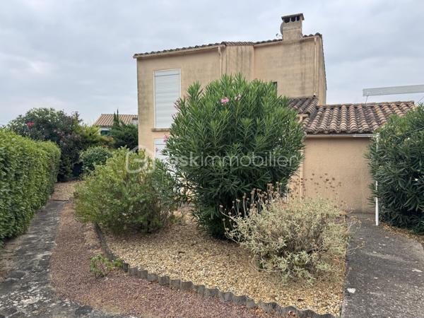 À seulement quelques minutes de Lézignan-Corbières, découvrez cette maison familiale d'environ 96 m², offrant un cadre de vie agréable, de beaux espaces extérieurs et un fort potentiel de personnalisation. Fonctionnelle, lumineuse et idéalement agencée, elle constitue une belle opportunité pour une famille à la recherche d'un environnement paisible tout en restant proche des commodités.

Dès l'entrée, vous serez accueilli par un hall desservant un WC indépendant avant de découvrir un séjour lumineux, largement ouvert sur le jardin grâce à deux portes-fenêtres donnant directement sur la terrasse arborée. Cet espace de vie convivial invite naturellement à profiter des beaux jours en famille ou entre amis. La cuisine indépendante, aménagée et équipée, offre un espace pratique et fonctionnel. Une chambre située au rez-de-chaussée, avec son accès direct à la terrasse arrière, apporte un véritable confort de vie et permet d'envisager une vie de plain-pied si nécessaire.

À l'étage, le palier distribue trois chambres, dont deux disposent de placards intégrés, ainsi qu'une salle d'eau équipée d'une cabine de douche, d'une simple vasque et d'un sèche serviettes.

À l'extérieur, la maison bénéficie de véritables espaces de détente avec une terrasse à l'avant, une seconde terrasse à l'arrière donnant sur un agréable jardin arboré, idéal pour profiter des repas en extérieur ou des moments de convivialité. Un garage ainsi qu'un petit local en dur viennent compléter les prestations et offrent des espaces de rangement appréciables.

Côté équipements, la maison est équipée de menuiseries en double vitrage sur la majorité des ouvertures. Seules les fenêtres du WC du rez-de-chaussée, de la salle d'eau et du palier sont en simple vitrage. Les volets roulants électriques apportent un confort supplémentaire, à l'exception de la porte-fenêtre de la cuisine. Le chauffage est assuré par des radiateurs électriques.

Quelques travaux de rafraîchissement, principalement les tapisseries des chambres, permettront aux futurs propriétaires de personnaliser facilement la décoration et de créer un intérieur à leur image.

Située à Conilhac-Corbières, à proximité immédiate de Lézignan-Corbières, cette maison profite d'un environnement agréable tout en restant proche des commerces, des écoles et des principaux axes de circulation.

N'attendez plus pour venir découvrir tout le potentiel de cette maison. Contactez moi dès aujourd'hui afin d'organiser une visite.