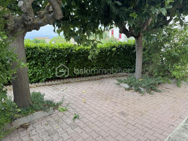 À seulement quelques minutes de Lézignan-Corbières, découvrez cette maison familiale d'environ 96 m², offrant un cadre de vie agréable, de beaux espaces extérieurs et un fort potentiel de personnalisation. Fonctionnelle, lumineuse et idéalement agencée, elle constitue une belle opportunité pour une famille à la recherche d'un environnement paisible tout en restant proche des commodités.

Dès l'entrée, vous serez accueilli par un hall desservant un WC indépendant avant de découvrir un séjour lumineux, largement ouvert sur le jardin grâce à deux portes-fenêtres donnant directement sur la terrasse arborée. Cet espace de vie convivial invite naturellement à profiter des beaux jours en famille ou entre amis. La cuisine indépendante, aménagée et équipée, offre un espace pratique et fonctionnel. Une chambre située au rez-de-chaussée, avec son accès direct à la terrasse arrière, apporte un véritable confort de vie et permet d'envisager une vie de plain-pied si nécessaire.

À l'étage, le palier distribue trois chambres, dont deux disposent de placards intégrés, ainsi qu'une salle d'eau équipée d'une cabine de douche, d'une simple vasque et d'un sèche serviettes.

À l'extérieur, la maison bénéficie de véritables espaces de détente avec une terrasse à l'avant, une seconde terrasse à l'arrière donnant sur un agréable jardin arboré, idéal pour profiter des repas en extérieur ou des moments de convivialité. Un garage ainsi qu'un petit local en dur viennent compléter les prestations et offrent des espaces de rangement appréciables.

Côté équipements, la maison est équipée de menuiseries en double vitrage sur la majorité des ouvertures. Seules les fenêtres du WC du rez-de-chaussée, de la salle d'eau et du palier sont en simple vitrage. Les volets roulants électriques apportent un confort supplémentaire, à l'exception de la porte-fenêtre de la cuisine. Le chauffage est assuré par des radiateurs électriques.

Quelques travaux de rafraîchissement, principalement les tapisseries des chambres, permettront aux futurs propriétaires de personnaliser facilement la décoration et de créer un intérieur à leur image.

Située à Conilhac-Corbières, à proximité immédiate de Lézignan-Corbières, cette maison profite d'un environnement agréable tout en restant proche des commerces, des écoles et des principaux axes de circulation.

N'attendez plus pour venir découvrir tout le potentiel de cette maison. Contactez moi dès aujourd'hui afin d'organiser une visite.