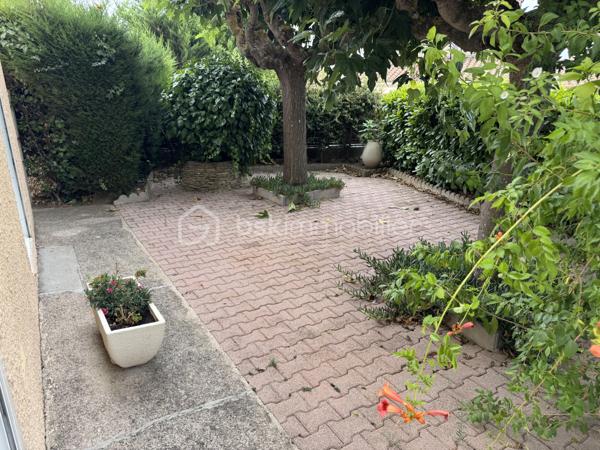 À seulement quelques minutes de Lézignan-Corbières, découvrez cette maison familiale d'environ 96 m², offrant un cadre de vie agréable, de beaux espaces extérieurs et un fort potentiel de personnalisation. Fonctionnelle, lumineuse et idéalement agencée, elle constitue une belle opportunité pour une famille à la recherche d'un environnement paisible tout en restant proche des commodités.

Dès l'entrée, vous serez accueilli par un hall desservant un WC indépendant avant de découvrir un séjour lumineux, largement ouvert sur le jardin grâce à deux portes-fenêtres donnant directement sur la terrasse arborée. Cet espace de vie convivial invite naturellement à profiter des beaux jours en famille ou entre amis. La cuisine indépendante, aménagée et équipée, offre un espace pratique et fonctionnel. Une chambre située au rez-de-chaussée, avec son accès direct à la terrasse arrière, apporte un véritable confort de vie et permet d'envisager une vie de plain-pied si nécessaire.

À l'étage, le palier distribue trois chambres, dont deux disposent de placards intégrés, ainsi qu'une salle d'eau équipée d'une cabine de douche, d'une simple vasque et d'un sèche serviettes.

À l'extérieur, la maison bénéficie de véritables espaces de détente avec une terrasse à l'avant, une seconde terrasse à l'arrière donnant sur un agréable jardin arboré, idéal pour profiter des repas en extérieur ou des moments de convivialité. Un garage ainsi qu'un petit local en dur viennent compléter les prestations et offrent des espaces de rangement appréciables.

Côté équipements, la maison est équipée de menuiseries en double vitrage sur la majorité des ouvertures. Seules les fenêtres du WC du rez-de-chaussée, de la salle d'eau et du palier sont en simple vitrage. Les volets roulants électriques apportent un confort supplémentaire, à l'exception de la porte-fenêtre de la cuisine. Le chauffage est assuré par des radiateurs électriques.

Quelques travaux de rafraîchissement, principalement les tapisseries des chambres, permettront aux futurs propriétaires de personnaliser facilement la décoration et de créer un intérieur à leur image.

Située à Conilhac-Corbières, à proximité immédiate de Lézignan-Corbières, cette maison profite d'un environnement agréable tout en restant proche des commerces, des écoles et des principaux axes de circulation.

N'attendez plus pour venir découvrir tout le potentiel de cette maison. Contactez moi dès aujourd'hui afin d'organiser une visite.
