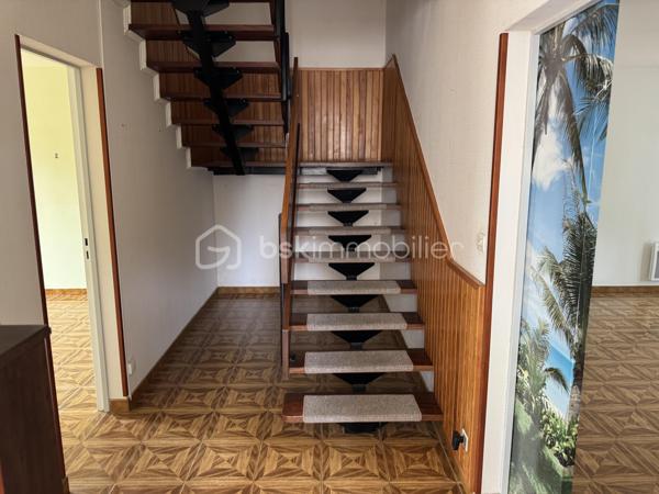 À seulement quelques minutes de Lézignan-Corbières, découvrez cette maison familiale d'environ 96 m², offrant un cadre de vie agréable, de beaux espaces extérieurs et un fort potentiel de personnalisation. Fonctionnelle, lumineuse et idéalement agencée, elle constitue une belle opportunité pour une famille à la recherche d'un environnement paisible tout en restant proche des commodités.

Dès l'entrée, vous serez accueilli par un hall desservant un WC indépendant avant de découvrir un séjour lumineux, largement ouvert sur le jardin grâce à deux portes-fenêtres donnant directement sur la terrasse arborée. Cet espace de vie convivial invite naturellement à profiter des beaux jours en famille ou entre amis. La cuisine indépendante, aménagée et équipée, offre un espace pratique et fonctionnel. Une chambre située au rez-de-chaussée, avec son accès direct à la terrasse arrière, apporte un véritable confort de vie et permet d'envisager une vie de plain-pied si nécessaire.

À l'étage, le palier distribue trois chambres, dont deux disposent de placards intégrés, ainsi qu'une salle d'eau équipée d'une cabine de douche, d'une simple vasque et d'un sèche serviettes.

À l'extérieur, la maison bénéficie de véritables espaces de détente avec une terrasse à l'avant, une seconde terrasse à l'arrière donnant sur un agréable jardin arboré, idéal pour profiter des repas en extérieur ou des moments de convivialité. Un garage ainsi qu'un petit local en dur viennent compléter les prestations et offrent des espaces de rangement appréciables.

Côté équipements, la maison est équipée de menuiseries en double vitrage sur la majorité des ouvertures. Seules les fenêtres du WC du rez-de-chaussée, de la salle d'eau et du palier sont en simple vitrage. Les volets roulants électriques apportent un confort supplémentaire, à l'exception de la porte-fenêtre de la cuisine. Le chauffage est assuré par des radiateurs électriques.

Quelques travaux de rafraîchissement, principalement les tapisseries des chambres, permettront aux futurs propriétaires de personnaliser facilement la décoration et de créer un intérieur à leur image.

Située à Conilhac-Corbières, à proximité immédiate de Lézignan-Corbières, cette maison profite d'un environnement agréable tout en restant proche des commerces, des écoles et des principaux axes de circulation.

N'attendez plus pour venir découvrir tout le potentiel de cette maison. Contactez moi dès aujourd'hui afin d'organiser une visite.