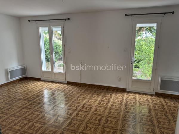 À seulement quelques minutes de Lézignan-Corbières, découvrez cette maison familiale d'environ 96 m², offrant un cadre de vie agréable, de beaux espaces extérieurs et un fort potentiel de personnalisation. Fonctionnelle, lumineuse et idéalement agencée, elle constitue une belle opportunité pour une famille à la recherche d'un environnement paisible tout en restant proche des commodités.

Dès l'entrée, vous serez accueilli par un hall desservant un WC indépendant avant de découvrir un séjour lumineux, largement ouvert sur le jardin grâce à deux portes-fenêtres donnant directement sur la terrasse arborée. Cet espace de vie convivial invite naturellement à profiter des beaux jours en famille ou entre amis. La cuisine indépendante, aménagée et équipée, offre un espace pratique et fonctionnel. Une chambre située au rez-de-chaussée, avec son accès direct à la terrasse arrière, apporte un véritable confort de vie et permet d'envisager une vie de plain-pied si nécessaire.

À l'étage, le palier distribue trois chambres, dont deux disposent de placards intégrés, ainsi qu'une salle d'eau équipée d'une cabine de douche, d'une simple vasque et d'un sèche serviettes.

À l'extérieur, la maison bénéficie de véritables espaces de détente avec une terrasse à l'avant, une seconde terrasse à l'arrière donnant sur un agréable jardin arboré, idéal pour profiter des repas en extérieur ou des moments de convivialité. Un garage ainsi qu'un petit local en dur viennent compléter les prestations et offrent des espaces de rangement appréciables.

Côté équipements, la maison est équipée de menuiseries en double vitrage sur la majorité des ouvertures. Seules les fenêtres du WC du rez-de-chaussée, de la salle d'eau et du palier sont en simple vitrage. Les volets roulants électriques apportent un confort supplémentaire, à l'exception de la porte-fenêtre de la cuisine. Le chauffage est assuré par des radiateurs électriques.

Quelques travaux de rafraîchissement, principalement les tapisseries des chambres, permettront aux futurs propriétaires de personnaliser facilement la décoration et de créer un intérieur à leur image.

Située à Conilhac-Corbières, à proximité immédiate de Lézignan-Corbières, cette maison profite d'un environnement agréable tout en restant proche des commerces, des écoles et des principaux axes de circulation.

N'attendez plus pour venir découvrir tout le potentiel de cette maison. Contactez moi dès aujourd'hui afin d'organiser une visite.