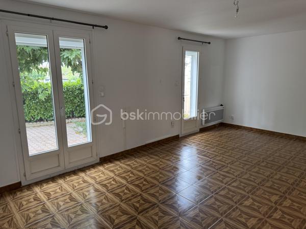 À seulement quelques minutes de Lézignan-Corbières, découvrez cette maison familiale d'environ 96 m², offrant un cadre de vie agréable, de beaux espaces extérieurs et un fort potentiel de personnalisation. Fonctionnelle, lumineuse et idéalement agencée, elle constitue une belle opportunité pour une famille à la recherche d'un environnement paisible tout en restant proche des commodités.

Dès l'entrée, vous serez accueilli par un hall desservant un WC indépendant avant de découvrir un séjour lumineux, largement ouvert sur le jardin grâce à deux portes-fenêtres donnant directement sur la terrasse arborée. Cet espace de vie convivial invite naturellement à profiter des beaux jours en famille ou entre amis. La cuisine indépendante, aménagée et équipée, offre un espace pratique et fonctionnel. Une chambre située au rez-de-chaussée, avec son accès direct à la terrasse arrière, apporte un véritable confort de vie et permet d'envisager une vie de plain-pied si nécessaire.

À l'étage, le palier distribue trois chambres, dont deux disposent de placards intégrés, ainsi qu'une salle d'eau équipée d'une cabine de douche, d'une simple vasque et d'un sèche serviettes.

À l'extérieur, la maison bénéficie de véritables espaces de détente avec une terrasse à l'avant, une seconde terrasse à l'arrière donnant sur un agréable jardin arboré, idéal pour profiter des repas en extérieur ou des moments de convivialité. Un garage ainsi qu'un petit local en dur viennent compléter les prestations et offrent des espaces de rangement appréciables.

Côté équipements, la maison est équipée de menuiseries en double vitrage sur la majorité des ouvertures. Seules les fenêtres du WC du rez-de-chaussée, de la salle d'eau et du palier sont en simple vitrage. Les volets roulants électriques apportent un confort supplémentaire, à l'exception de la porte-fenêtre de la cuisine. Le chauffage est assuré par des radiateurs électriques.

Quelques travaux de rafraîchissement, principalement les tapisseries des chambres, permettront aux futurs propriétaires de personnaliser facilement la décoration et de créer un intérieur à leur image.

Située à Conilhac-Corbières, à proximité immédiate de Lézignan-Corbières, cette maison profite d'un environnement agréable tout en restant proche des commerces, des écoles et des principaux axes de circulation.

N'attendez plus pour venir découvrir tout le potentiel de cette maison. Contactez moi dès aujourd'hui afin d'organiser une visite.