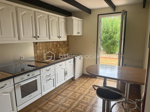 À seulement quelques minutes de Lézignan-Corbières, découvrez cette maison familiale d'environ 96 m², offrant un cadre de vie agréable, de beaux espaces extérieurs et un fort potentiel de personnalisation. Fonctionnelle, lumineuse et idéalement agencée, elle constitue une belle opportunité pour une famille à la recherche d'un environnement paisible tout en restant proche des commodités.

Dès l'entrée, vous serez accueilli par un hall desservant un WC indépendant avant de découvrir un séjour lumineux, largement ouvert sur le jardin grâce à deux portes-fenêtres donnant directement sur la terrasse arborée. Cet espace de vie convivial invite naturellement à profiter des beaux jours en famille ou entre amis. La cuisine indépendante, aménagée et équipée, offre un espace pratique et fonctionnel. Une chambre située au rez-de-chaussée, avec son accès direct à la terrasse arrière, apporte un véritable confort de vie et permet d'envisager une vie de plain-pied si nécessaire.

À l'étage, le palier distribue trois chambres, dont deux disposent de placards intégrés, ainsi qu'une salle d'eau équipée d'une cabine de douche, d'une simple vasque et d'un sèche serviettes.

À l'extérieur, la maison bénéficie de véritables espaces de détente avec une terrasse à l'avant, une seconde terrasse à l'arrière donnant sur un agréable jardin arboré, idéal pour profiter des repas en extérieur ou des moments de convivialité. Un garage ainsi qu'un petit local en dur viennent compléter les prestations et offrent des espaces de rangement appréciables.

Côté équipements, la maison est équipée de menuiseries en double vitrage sur la majorité des ouvertures. Seules les fenêtres du WC du rez-de-chaussée, de la salle d'eau et du palier sont en simple vitrage. Les volets roulants électriques apportent un confort supplémentaire, à l'exception de la porte-fenêtre de la cuisine. Le chauffage est assuré par des radiateurs électriques.

Quelques travaux de rafraîchissement, principalement les tapisseries des chambres, permettront aux futurs propriétaires de personnaliser facilement la décoration et de créer un intérieur à leur image.

Située à Conilhac-Corbières, à proximité immédiate de Lézignan-Corbières, cette maison profite d'un environnement agréable tout en restant proche des commerces, des écoles et des principaux axes de circulation.

N'attendez plus pour venir découvrir tout le potentiel de cette maison. Contactez moi dès aujourd'hui afin d'organiser une visite.
