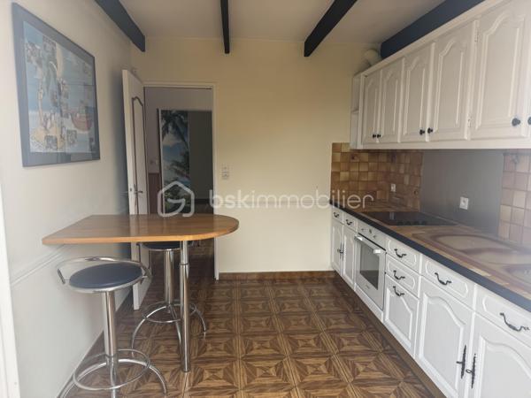 À seulement quelques minutes de Lézignan-Corbières, découvrez cette maison familiale d'environ 96 m², offrant un cadre de vie agréable, de beaux espaces extérieurs et un fort potentiel de personnalisation. Fonctionnelle, lumineuse et idéalement agencée, elle constitue une belle opportunité pour une famille à la recherche d'un environnement paisible tout en restant proche des commodités.

Dès l'entrée, vous serez accueilli par un hall desservant un WC indépendant avant de découvrir un séjour lumineux, largement ouvert sur le jardin grâce à deux portes-fenêtres donnant directement sur la terrasse arborée. Cet espace de vie convivial invite naturellement à profiter des beaux jours en famille ou entre amis. La cuisine indépendante, aménagée et équipée, offre un espace pratique et fonctionnel. Une chambre située au rez-de-chaussée, avec son accès direct à la terrasse arrière, apporte un véritable confort de vie et permet d'envisager une vie de plain-pied si nécessaire.

À l'étage, le palier distribue trois chambres, dont deux disposent de placards intégrés, ainsi qu'une salle d'eau équipée d'une cabine de douche, d'une simple vasque et d'un sèche serviettes.

À l'extérieur, la maison bénéficie de véritables espaces de détente avec une terrasse à l'avant, une seconde terrasse à l'arrière donnant sur un agréable jardin arboré, idéal pour profiter des repas en extérieur ou des moments de convivialité. Un garage ainsi qu'un petit local en dur viennent compléter les prestations et offrent des espaces de rangement appréciables.

Côté équipements, la maison est équipée de menuiseries en double vitrage sur la majorité des ouvertures. Seules les fenêtres du WC du rez-de-chaussée, de la salle d'eau et du palier sont en simple vitrage. Les volets roulants électriques apportent un confort supplémentaire, à l'exception de la porte-fenêtre de la cuisine. Le chauffage est assuré par des radiateurs électriques.

Quelques travaux de rafraîchissement, principalement les tapisseries des chambres, permettront aux futurs propriétaires de personnaliser facilement la décoration et de créer un intérieur à leur image.

Située à Conilhac-Corbières, à proximité immédiate de Lézignan-Corbières, cette maison profite d'un environnement agréable tout en restant proche des commerces, des écoles et des principaux axes de circulation.

N'attendez plus pour venir découvrir tout le potentiel de cette maison. Contactez moi dès aujourd'hui afin d'organiser une visite.