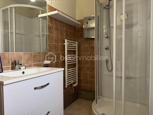 À seulement quelques minutes de Lézignan-Corbières, découvrez cette maison familiale d'environ 96 m², offrant un cadre de vie agréable, de beaux espaces extérieurs et un fort potentiel de personnalisation. Fonctionnelle, lumineuse et idéalement agencée, elle constitue une belle opportunité pour une famille à la recherche d'un environnement paisible tout en restant proche des commodités.

Dès l'entrée, vous serez accueilli par un hall desservant un WC indépendant avant de découvrir un séjour lumineux, largement ouvert sur le jardin grâce à deux portes-fenêtres donnant directement sur la terrasse arborée. Cet espace de vie convivial invite naturellement à profiter des beaux jours en famille ou entre amis. La cuisine indépendante, aménagée et équipée, offre un espace pratique et fonctionnel. Une chambre située au rez-de-chaussée, avec son accès direct à la terrasse arrière, apporte un véritable confort de vie et permet d'envisager une vie de plain-pied si nécessaire.

À l'étage, le palier distribue trois chambres, dont deux disposent de placards intégrés, ainsi qu'une salle d'eau équipée d'une cabine de douche, d'une simple vasque et d'un sèche serviettes.

À l'extérieur, la maison bénéficie de véritables espaces de détente avec une terrasse à l'avant, une seconde terrasse à l'arrière donnant sur un agréable jardin arboré, idéal pour profiter des repas en extérieur ou des moments de convivialité. Un garage ainsi qu'un petit local en dur viennent compléter les prestations et offrent des espaces de rangement appréciables.

Côté équipements, la maison est équipée de menuiseries en double vitrage sur la majorité des ouvertures. Seules les fenêtres du WC du rez-de-chaussée, de la salle d'eau et du palier sont en simple vitrage. Les volets roulants électriques apportent un confort supplémentaire, à l'exception de la porte-fenêtre de la cuisine. Le chauffage est assuré par des radiateurs électriques.

Quelques travaux de rafraîchissement, principalement les tapisseries des chambres, permettront aux futurs propriétaires de personnaliser facilement la décoration et de créer un intérieur à leur image.

Située à Conilhac-Corbières, à proximité immédiate de Lézignan-Corbières, cette maison profite d'un environnement agréable tout en restant proche des commerces, des écoles et des principaux axes de circulation.

N'attendez plus pour venir découvrir tout le potentiel de cette maison. Contactez moi dès aujourd'hui afin d'organiser une visite.