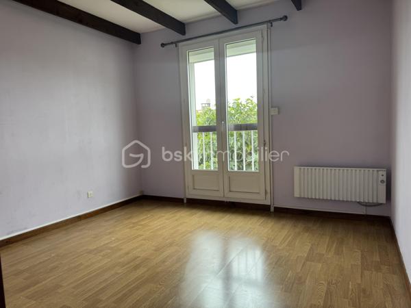 À seulement quelques minutes de Lézignan-Corbières, découvrez cette maison familiale d'environ 96 m², offrant un cadre de vie agréable, de beaux espaces extérieurs et un fort potentiel de personnalisation. Fonctionnelle, lumineuse et idéalement agencée, elle constitue une belle opportunité pour une famille à la recherche d'un environnement paisible tout en restant proche des commodités.

Dès l'entrée, vous serez accueilli par un hall desservant un WC indépendant avant de découvrir un séjour lumineux, largement ouvert sur le jardin grâce à deux portes-fenêtres donnant directement sur la terrasse arborée. Cet espace de vie convivial invite naturellement à profiter des beaux jours en famille ou entre amis. La cuisine indépendante, aménagée et équipée, offre un espace pratique et fonctionnel. Une chambre située au rez-de-chaussée, avec son accès direct à la terrasse arrière, apporte un véritable confort de vie et permet d'envisager une vie de plain-pied si nécessaire.

À l'étage, le palier distribue trois chambres, dont deux disposent de placards intégrés, ainsi qu'une salle d'eau équipée d'une cabine de douche, d'une simple vasque et d'un sèche serviettes.

À l'extérieur, la maison bénéficie de véritables espaces de détente avec une terrasse à l'avant, une seconde terrasse à l'arrière donnant sur un agréable jardin arboré, idéal pour profiter des repas en extérieur ou des moments de convivialité. Un garage ainsi qu'un petit local en dur viennent compléter les prestations et offrent des espaces de rangement appréciables.

Côté équipements, la maison est équipée de menuiseries en double vitrage sur la majorité des ouvertures. Seules les fenêtres du WC du rez-de-chaussée, de la salle d'eau et du palier sont en simple vitrage. Les volets roulants électriques apportent un confort supplémentaire, à l'exception de la porte-fenêtre de la cuisine. Le chauffage est assuré par des radiateurs électriques.

Quelques travaux de rafraîchissement, principalement les tapisseries des chambres, permettront aux futurs propriétaires de personnaliser facilement la décoration et de créer un intérieur à leur image.

Située à Conilhac-Corbières, à proximité immédiate de Lézignan-Corbières, cette maison profite d'un environnement agréable tout en restant proche des commerces, des écoles et des principaux axes de circulation.

N'attendez plus pour venir découvrir tout le potentiel de cette maison. Contactez moi dès aujourd'hui afin d'organiser une visite.