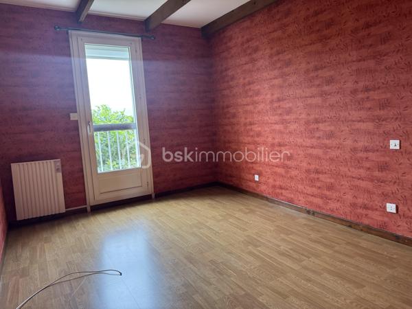 À seulement quelques minutes de Lézignan-Corbières, découvrez cette maison familiale d'environ 96 m², offrant un cadre de vie agréable, de beaux espaces extérieurs et un fort potentiel de personnalisation. Fonctionnelle, lumineuse et idéalement agencée, elle constitue une belle opportunité pour une famille à la recherche d'un environnement paisible tout en restant proche des commodités.

Dès l'entrée, vous serez accueilli par un hall desservant un WC indépendant avant de découvrir un séjour lumineux, largement ouvert sur le jardin grâce à deux portes-fenêtres donnant directement sur la terrasse arborée. Cet espace de vie convivial invite naturellement à profiter des beaux jours en famille ou entre amis. La cuisine indépendante, aménagée et équipée, offre un espace pratique et fonctionnel. Une chambre située au rez-de-chaussée, avec son accès direct à la terrasse arrière, apporte un véritable confort de vie et permet d'envisager une vie de plain-pied si nécessaire.

À l'étage, le palier distribue trois chambres, dont deux disposent de placards intégrés, ainsi qu'une salle d'eau équipée d'une cabine de douche, d'une simple vasque et d'un sèche serviettes.

À l'extérieur, la maison bénéficie de véritables espaces de détente avec une terrasse à l'avant, une seconde terrasse à l'arrière donnant sur un agréable jardin arboré, idéal pour profiter des repas en extérieur ou des moments de convivialité. Un garage ainsi qu'un petit local en dur viennent compléter les prestations et offrent des espaces de rangement appréciables.

Côté équipements, la maison est équipée de menuiseries en double vitrage sur la majorité des ouvertures. Seules les fenêtres du WC du rez-de-chaussée, de la salle d'eau et du palier sont en simple vitrage. Les volets roulants électriques apportent un confort supplémentaire, à l'exception de la porte-fenêtre de la cuisine. Le chauffage est assuré par des radiateurs électriques.

Quelques travaux de rafraîchissement, principalement les tapisseries des chambres, permettront aux futurs propriétaires de personnaliser facilement la décoration et de créer un intérieur à leur image.

Située à Conilhac-Corbières, à proximité immédiate de Lézignan-Corbières, cette maison profite d'un environnement agréable tout en restant proche des commerces, des écoles et des principaux axes de circulation.

N'attendez plus pour venir découvrir tout le potentiel de cette maison. Contactez moi dès aujourd'hui afin d'organiser une visite.