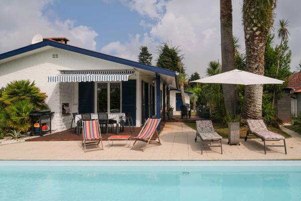 Derrière son portail se cache une belle surprise… Une villa de plain-pied entièrement rénovée, tournée vers un jardin paysager et une piscine, dans le quartier recherché de Chapelet à Arcangues.