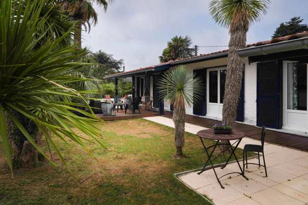 Derrière son portail se cache une belle surprise… Une villa de plain-pied entièrement rénovée, tournée vers un jardin paysager et une piscine, dans le quartier recherché de Chapelet à Arcangues.