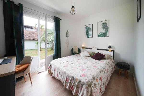 Derrière son portail se cache une belle surprise… Une villa de plain-pied entièrement rénovée, tournée vers un jardin paysager et une piscine, dans le quartier recherché de Chapelet à Arcangues.