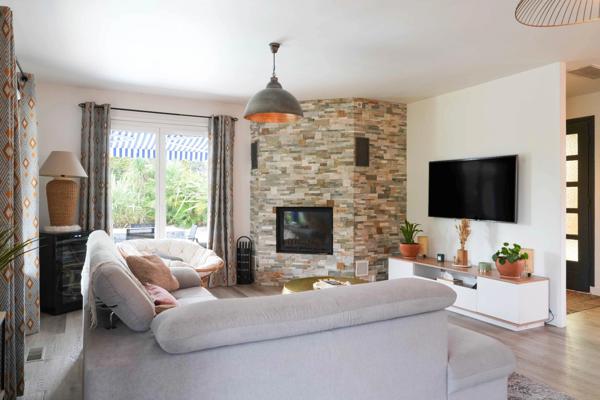 Derrière son portail se cache une belle surprise… Une villa de plain-pied entièrement rénovée, tournée vers un jardin paysager et une piscine, dans le quartier recherché de Chapelet à Arcangues.