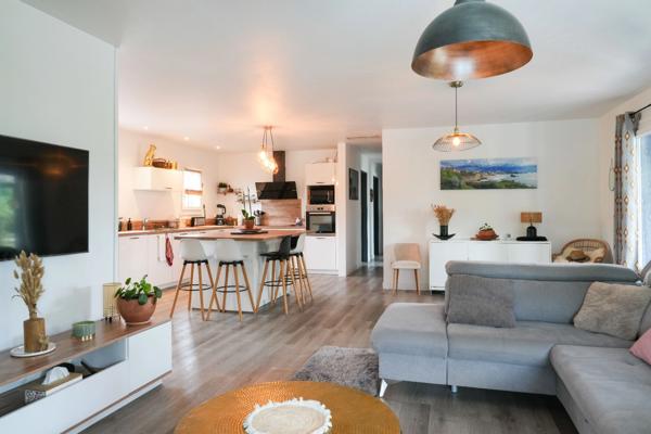Derrière son portail se cache une belle surprise… Une villa de plain-pied entièrement rénovée, tournée vers un jardin paysager et une piscine, dans le quartier recherché de Chapelet à Arcangues.