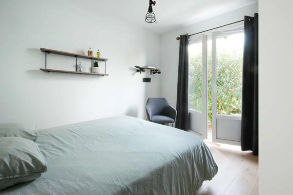 Derrière son portail se cache une belle surprise… Une villa de plain-pied entièrement rénovée, tournée vers un jardin paysager et une piscine, dans le quartier recherché de Chapelet à Arcangues.