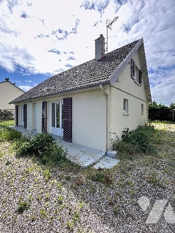 Pavillon de construction traditionnelle, dans bourg tous commerces.