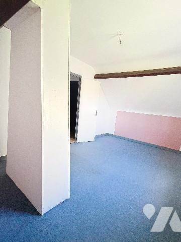 Pavillon de construction traditionnelle, dans bourg tous commerces.