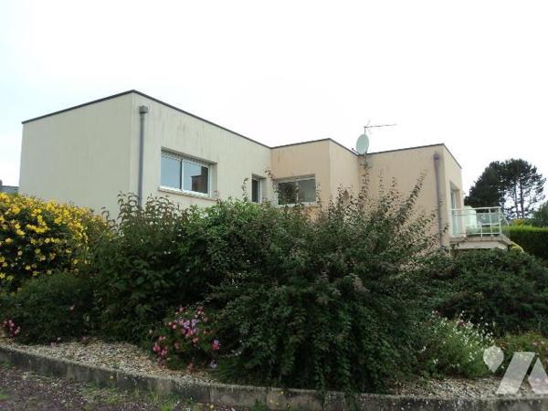 Maison d'habitation avec vue mer comprenant : cuisine, salon/séjour avec balcon et terrasse, wc...