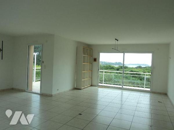 Maison d'habitation avec vue mer comprenant : cuisine, salon/séjour avec balcon et terrasse, wc...