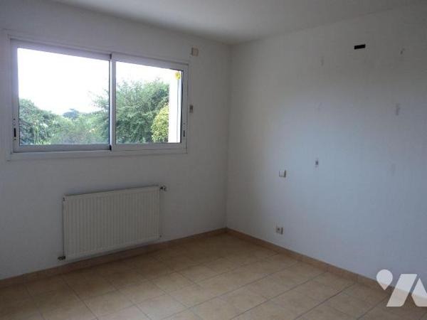 Maison d'habitation avec vue mer comprenant : cuisine, salon/séjour avec balcon et terrasse, wc...