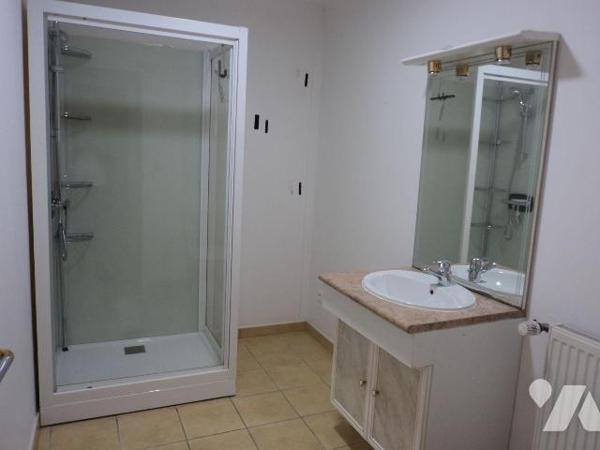 Maison d'habitation avec vue mer comprenant : cuisine, salon/séjour avec balcon et terrasse, wc...