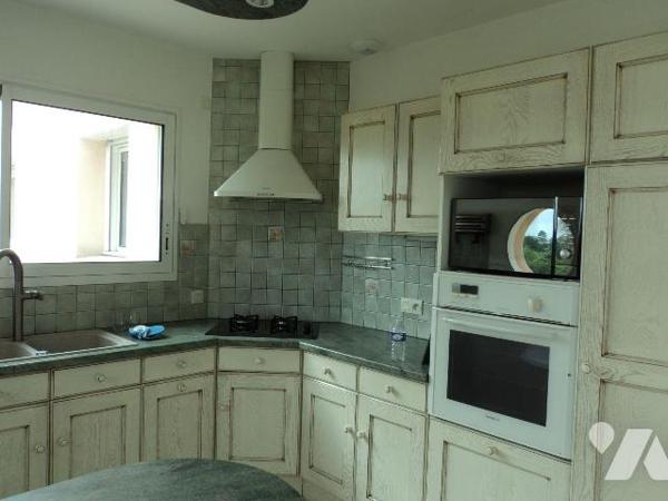 Maison d'habitation avec vue mer comprenant : cuisine, salon/séjour avec balcon et terrasse, wc...