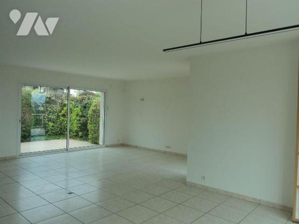 Maison d'habitation avec vue mer comprenant : cuisine, salon/séjour avec balcon et terrasse, wc...