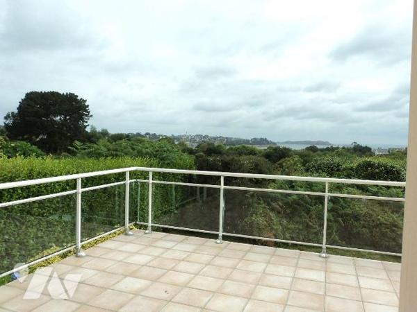 Maison d'habitation avec vue mer comprenant : cuisine, salon/séjour avec balcon et terrasse, wc...