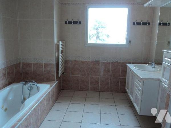 Maison d'habitation avec vue mer comprenant : cuisine, salon/séjour avec balcon et terrasse, wc...