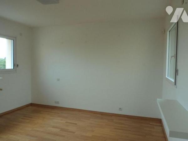 Maison d'habitation avec vue mer comprenant : cuisine, salon/séjour avec balcon et terrasse, wc...