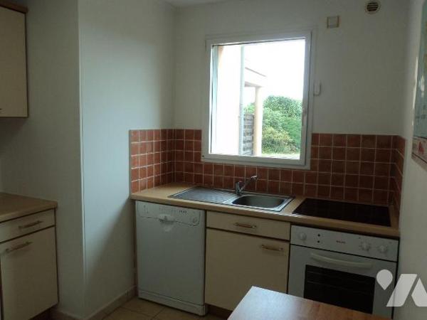 Maison d'habitation avec vue mer comprenant : cuisine, salon/séjour avec balcon et terrasse, wc...