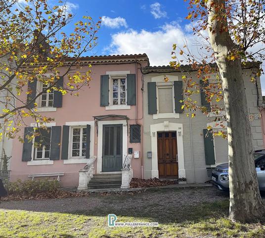 Jolie maison au bord du canal avec jardin et piscine dans un village animé près de Narbonne