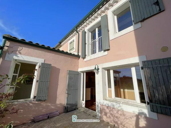 Jolie maison au bord du canal avec jardin et piscine dans un village animé près de Narbonne
