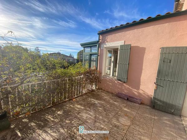Jolie maison au bord du canal avec jardin et piscine dans un village animé près de Narbonne