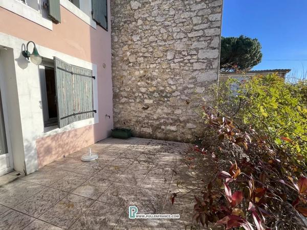 Jolie maison au bord du canal avec jardin et piscine dans un village animé près de Narbonne