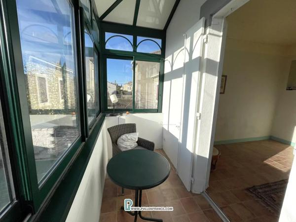 Jolie maison au bord du canal avec jardin et piscine dans un village animé près de Narbonne