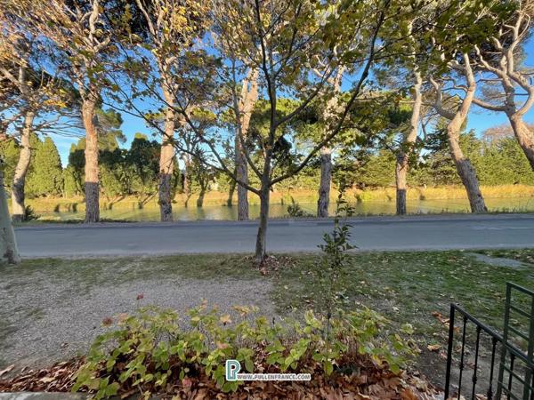 Jolie maison au bord du canal avec jardin et piscine dans un village animé près de Narbonne