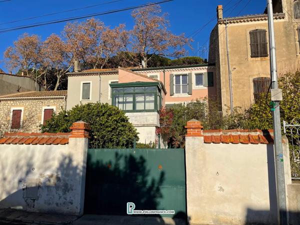 Jolie maison au bord du canal avec jardin et piscine dans un village animé près de Narbonne