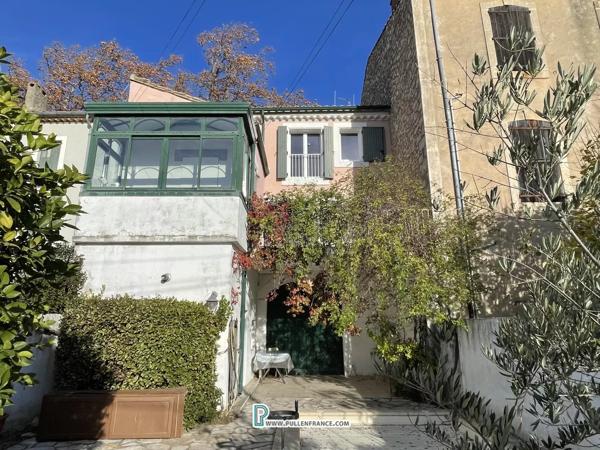 Jolie maison au bord du canal avec jardin et piscine dans un village animé près de Narbonne