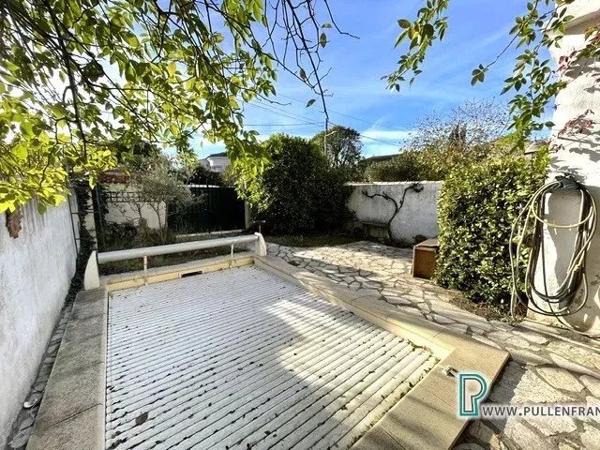 Jolie maison au bord du canal avec jardin et piscine dans un village animé près de Narbonne